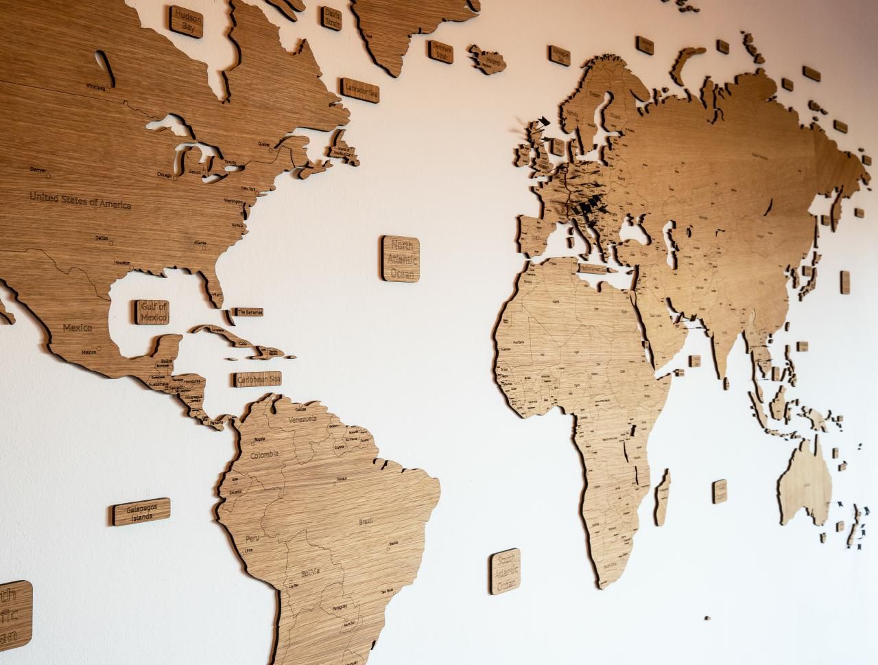 Weltkarte aus FSC® Holz – Deine Reisen. Deine Welt. Deine Erlebnisse.