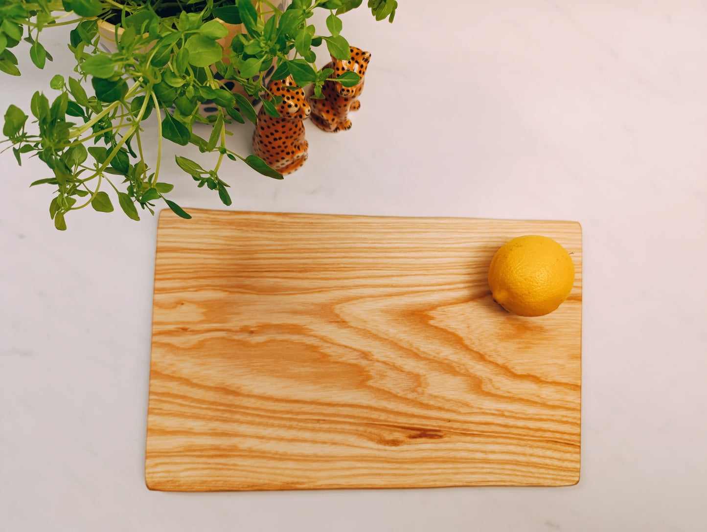 Wooden cutting board made of oiled ash core with sanded tree edge, 22mm thick, 37 x 20-22 cm