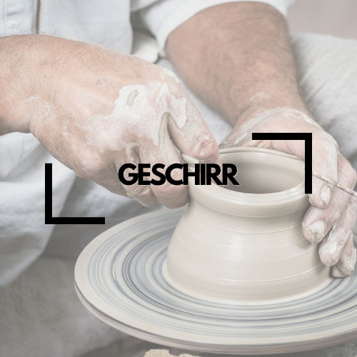 zwei töpfernde Hände im HIintergrund mit dem Schriftzug "Geschirr" im Vordergrund