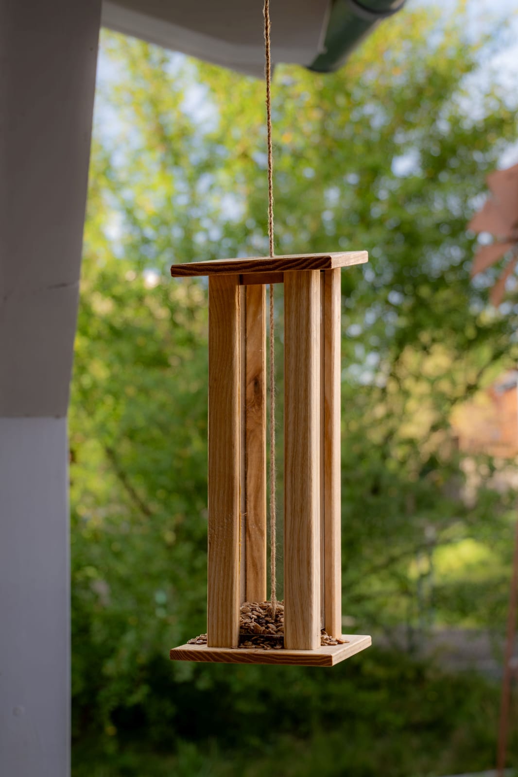 bird feeding station